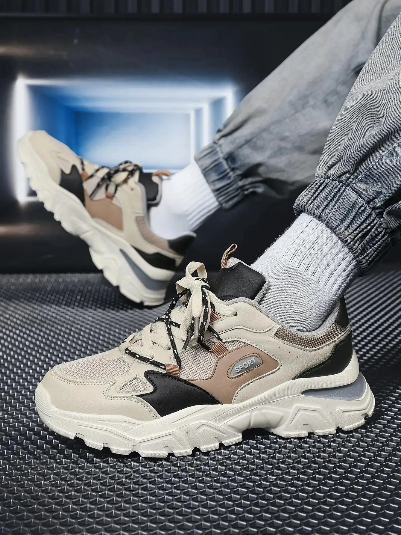 Hardfell | Men's sneaker with front strap and light contrast stitching